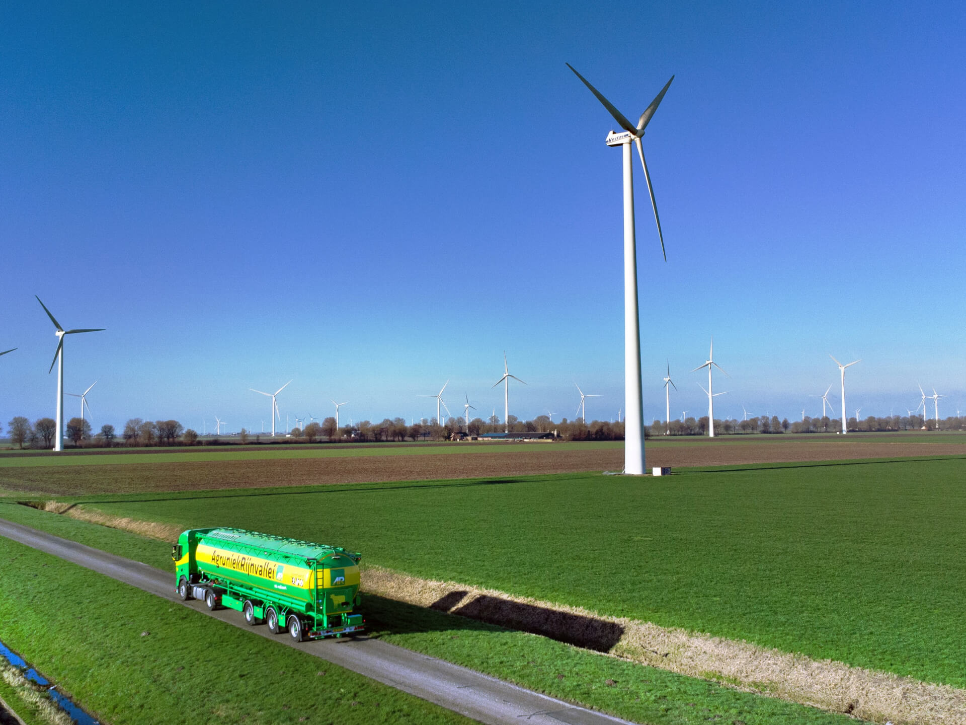Bulkwagen met windmolens