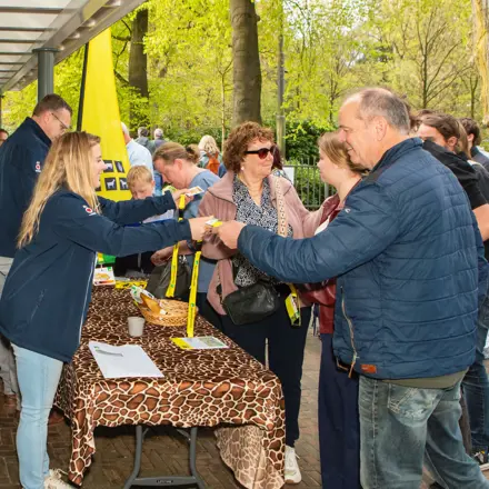 Leden krijgen toegangskaarten leden-event bij Burgers' Zoo uitgereikt bij ontvangstbalie