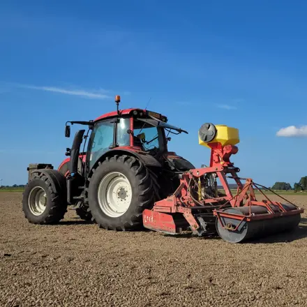 Grasland vernieuwen - close up tractor