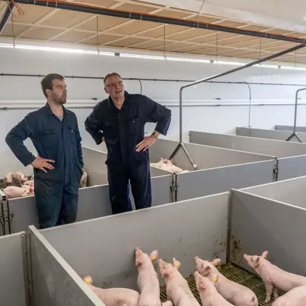 Marcel Schennink met varkenshouder Angelo Tiggeloven