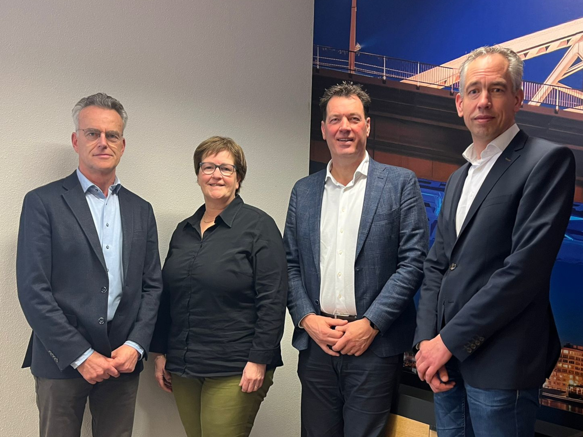 Op de foto van links naar rechts: John Kusters (algemeen directeur P.G. Kusters), Silvia de Vree-Kusters (financieel directeur P.G. Kusters), Arjen van Nuland (algemeen directeur AR) en Richard ter Beek (algemeen manager AR Plant).