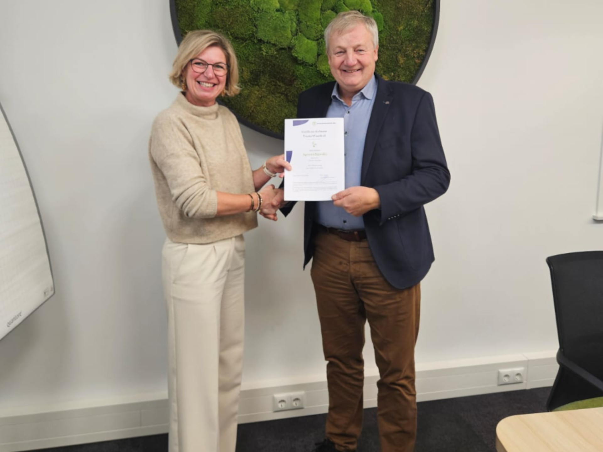 Op de foto overhandigt Imelda Gielen, voorzitter van VoederWaarde.nl het certificaat voor 2026 aan Johan Schuttert.