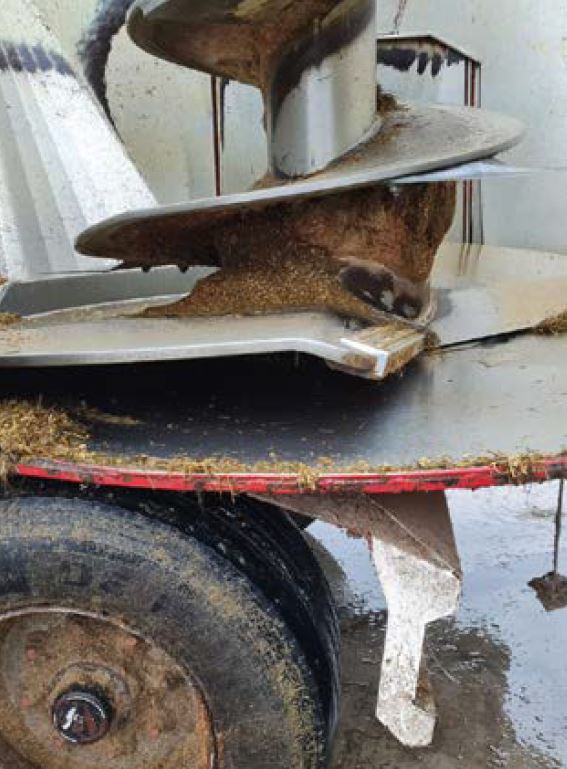 Afbeelding 2: Voerresten onder de vijzel en bij de klep.