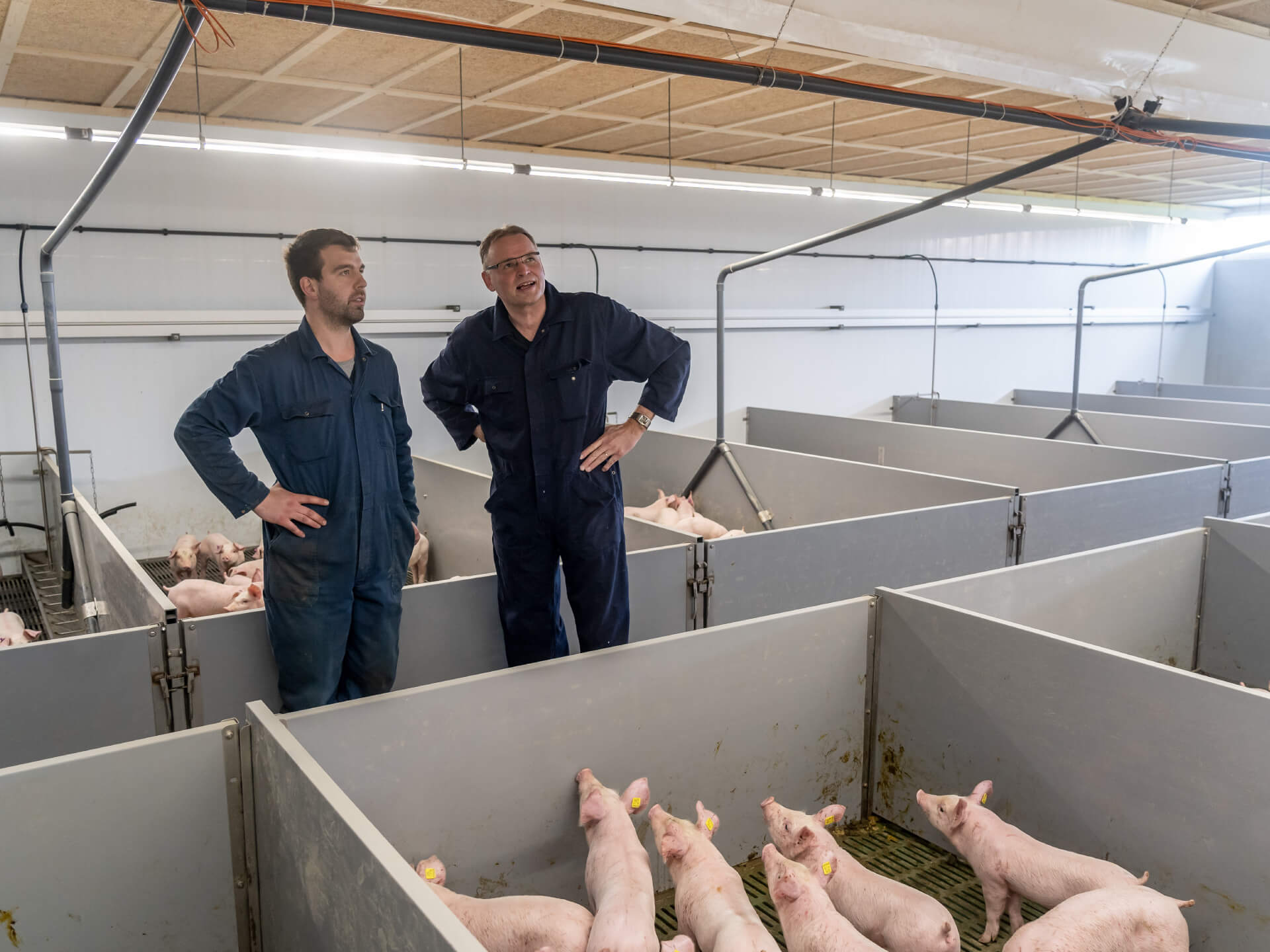 Marcel Schennink met varkenshouder Angelo Tiggeloven