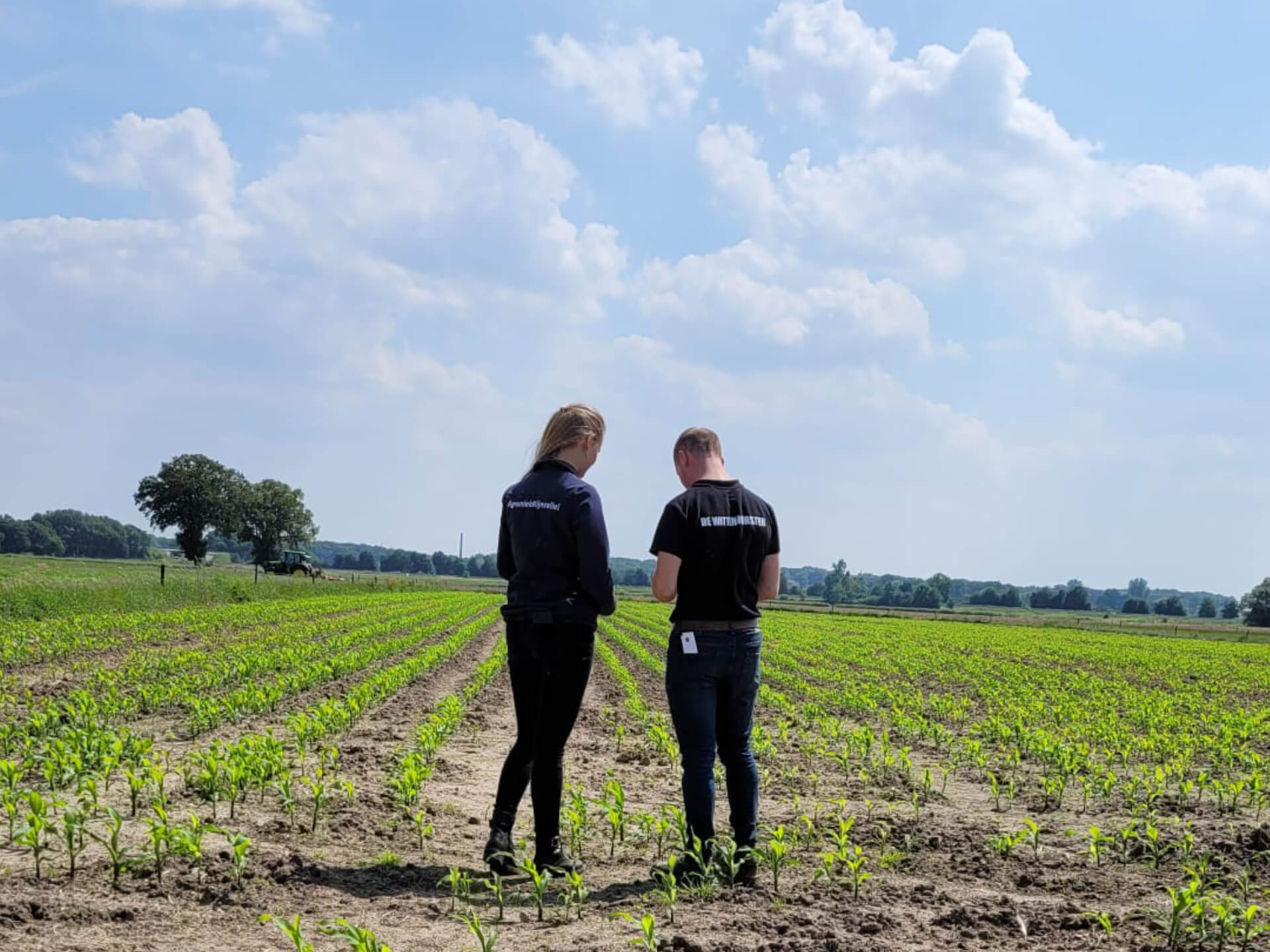 Ruwvoerteeltspecialist Willine samen met teler in pas gezaaid maisperceel