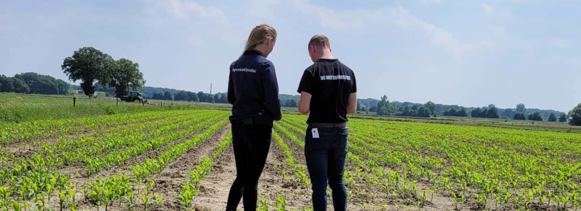 Ruwvoerteeltspecialist Willine samen met teler in pas gezaaid maisperceel