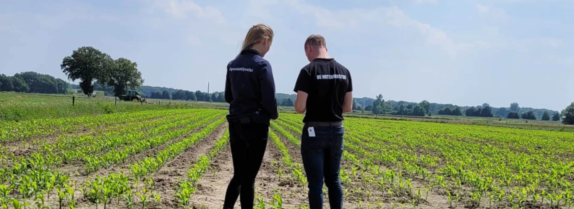 Ruwvoerteeltspecialist Willine samen met teler in pas gezaaid maisperceel