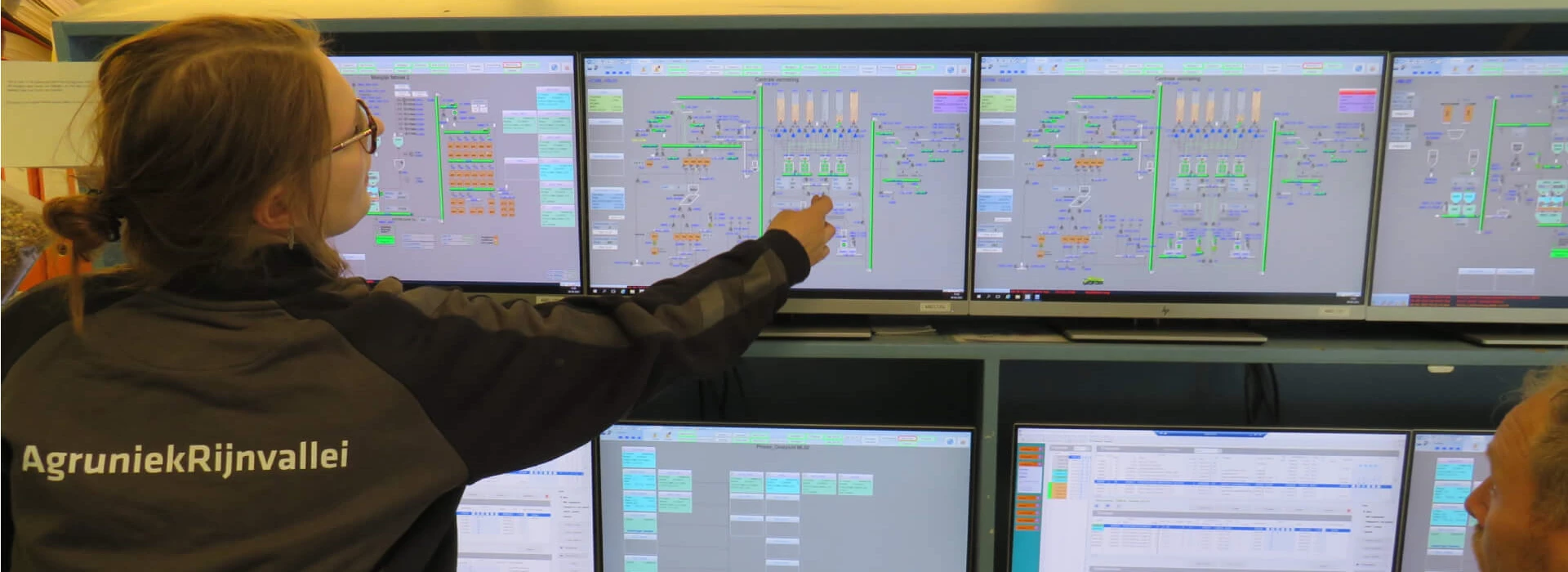 operators bij computerschermen in mengvoerfabriek