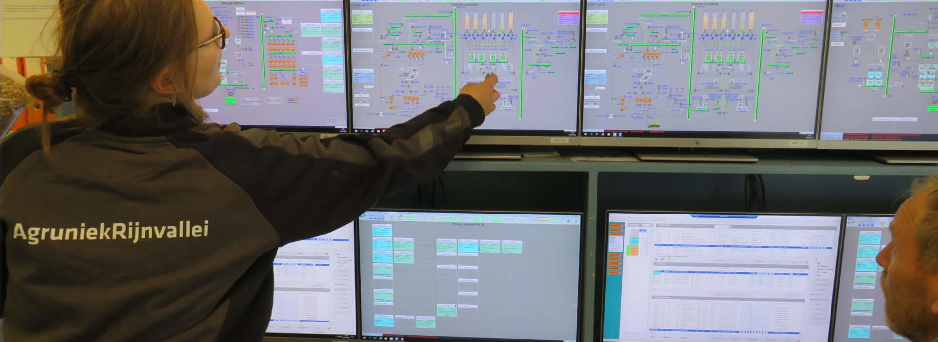 operators bij computerschermen in mengvoerfabriek