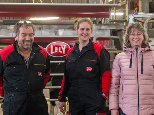 Melkveehouders Barend Verstegen, dochter Mariëlle en zijn vrouw Lida.