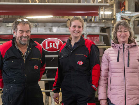 Melkveehouders Barend Verstegen, dochter Mariëlle en zijn vrouw Lida.