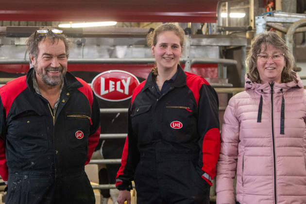Melkveehouders Barend Verstegen, dochter Mariëlle en zijn vrouw Lida.