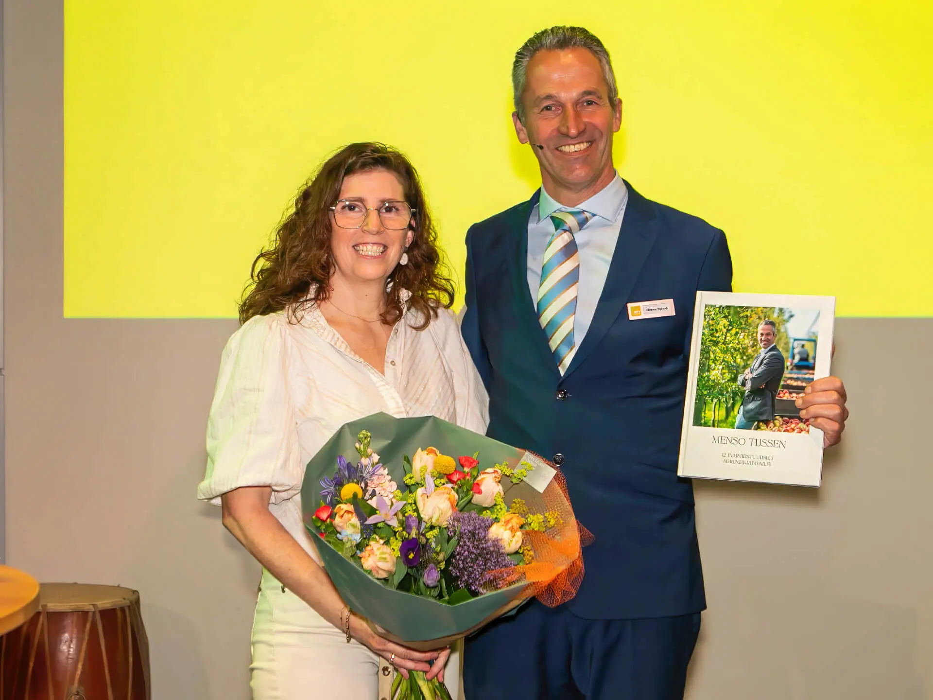 Bestuursvoorzitter Menso Tijssen en zijn vrouw Wendy poseren met de cadeaus