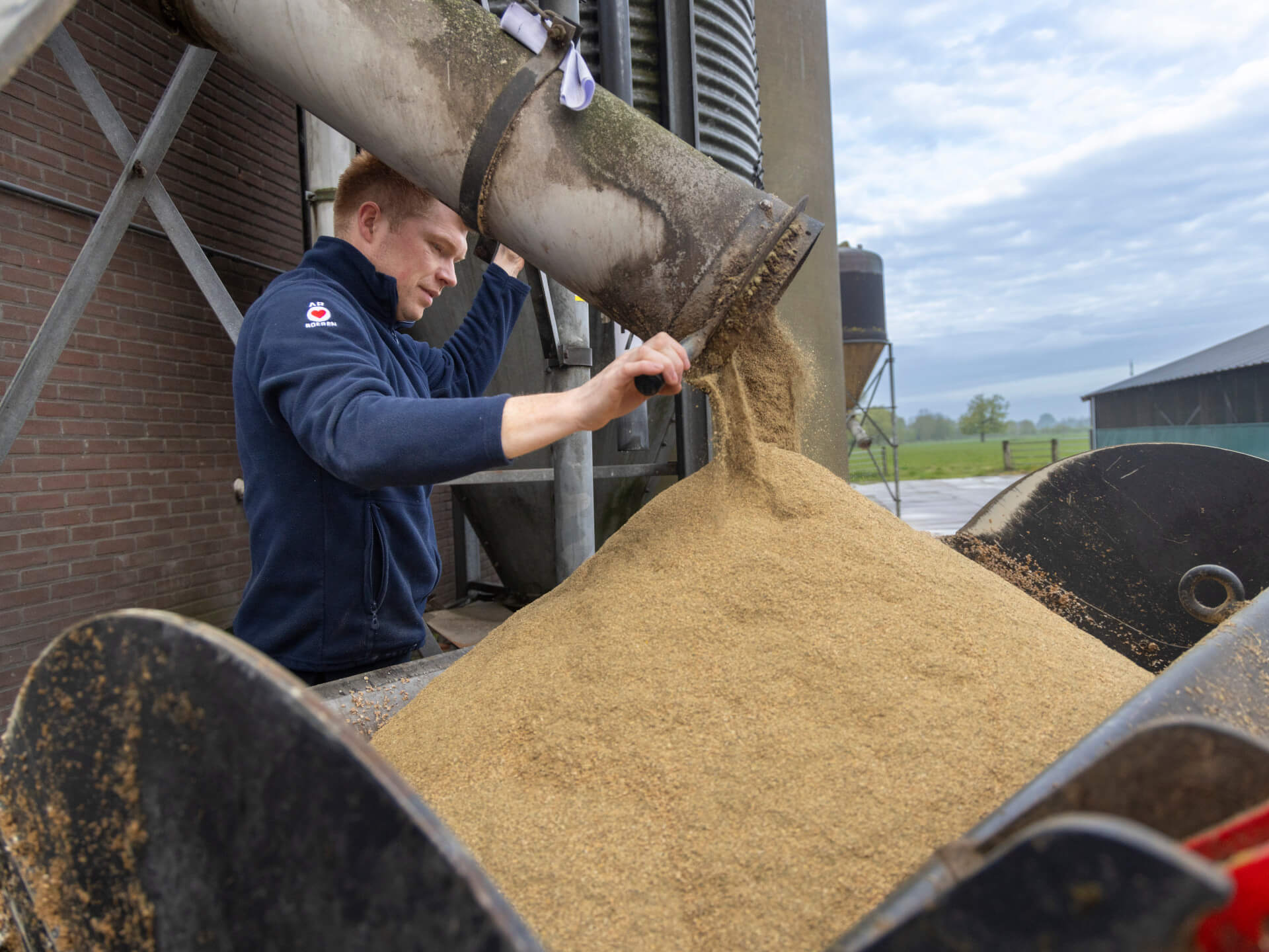 Aart Jochemsen met bij silo