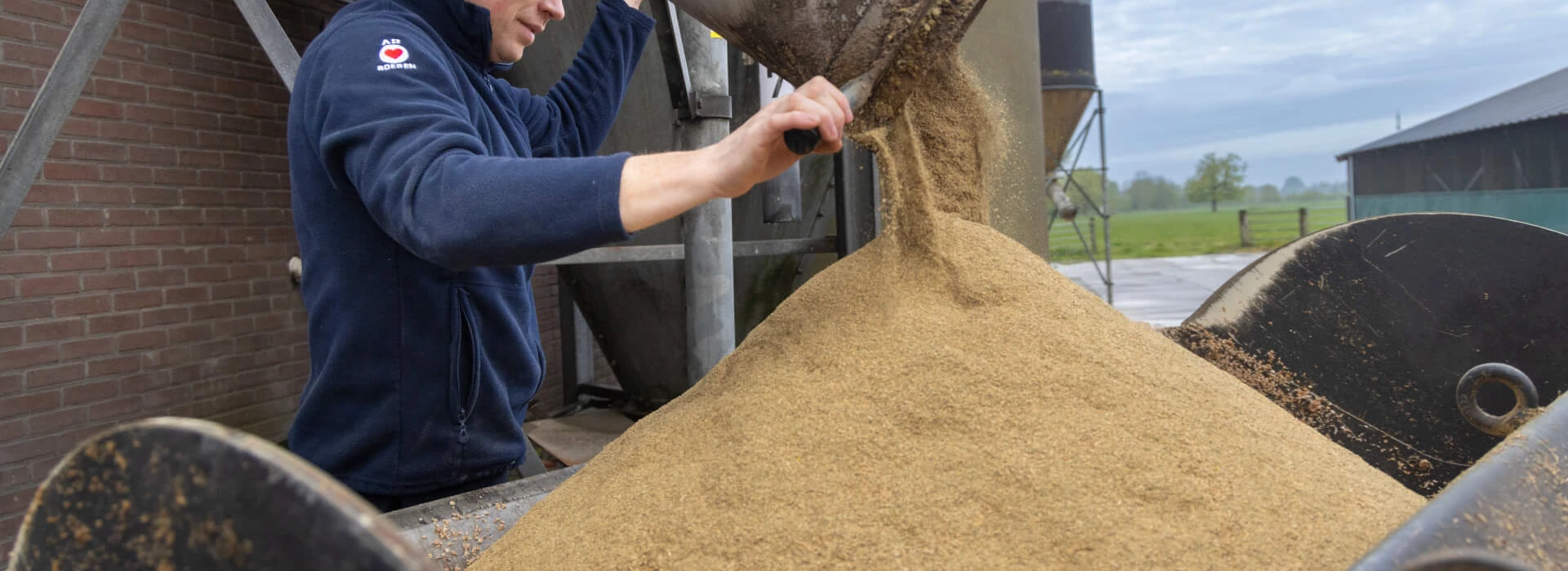 Aart Jochemsen met bij silo