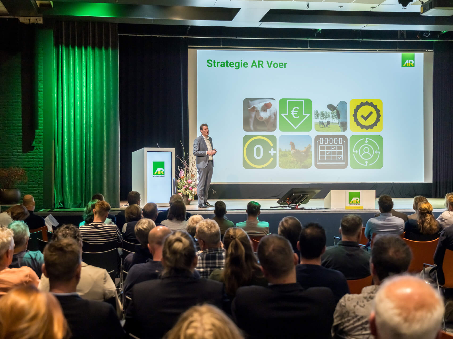 Algemeen directeur Arjen van Nuland presenteert resultaat tijdens ledenvergadering AgruniekRijnvallei op 8 april 2025